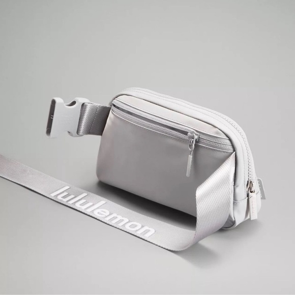 Lululemon Everywhere Belt Bag Silver Drop/white Wordmark Brand New - Picture 3 of 10